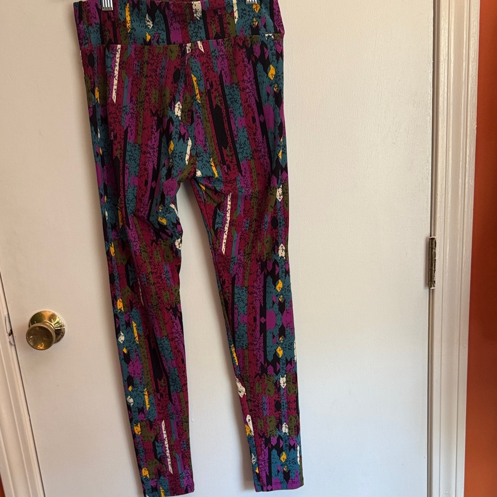 LuLaRoe Purple Lynnae Top and colorful OS Leggings NWT - Picture 8 of 8